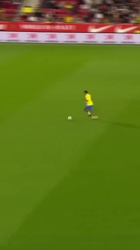 45歲還開掛！小羅再現(xiàn)牛尾巴過人，微笑單挑門將輕松打進(jìn)